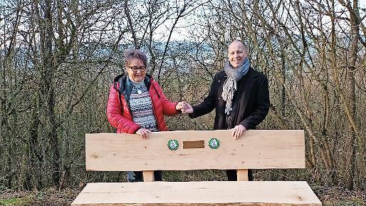 Vorsitzende Edeltaud Spies &uuml;bergab die Bank an den 1. B&uuml;rgermeister Johannes Krumm.