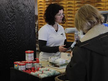 Auch in der Forchheimer West-Apotheke ist nicht jedes Medikament vorrätig. Fotos: Josef Hofbauer