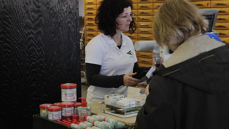 Auch in der Forchheimer West-Apotheke ist nicht jedes Medikament vorrätig. Fotos: Josef Hofbauer