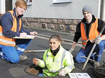 Abstieg in Burkardroths Unterwelt: Andreas Ebert (von links), Alicia Öchsner und Marco Lindner, Mitarbeiter der Unterfränkischen Überlandzentrale, vermessen alle Abwasserkanäle und Frischwasserleitungen der Marktgemeinde. Foto: Gerhard Zeller
