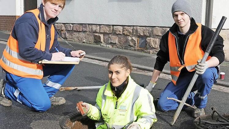 Abstieg in Burkardroths Unterwelt: Andreas Ebert (von links), Alicia Öchsner und Marco Lindner, Mitarbeiter der Unterfränkischen Überlandzentrale, vermessen alle Abwasserkanäle und Frischwasserleitungen der Marktgemeinde. Foto: Gerhard Zeller
