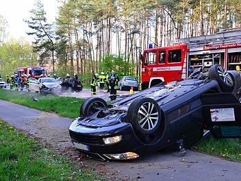 Nach der Kollision von fünf Pkw hatten Feuerwehrleute, Rettungsdienst und Polizei viel zu tun, um die Verletzten zu versorgen und anschließend die gesperrte Straße wieder befahrbar zu machen.  Fotos: Daniel Kardos