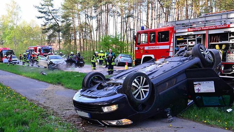 Nach der Kollision von fünf Pkw hatten Feuerwehrleute, Rettungsdienst und Polizei viel zu tun, um die Verletzten zu versorgen und anschließend die gesperrte Straße wieder befahrbar zu machen.  Fotos: Daniel Kardos
