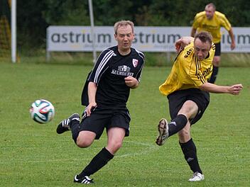 TSV Küps - FC Kronach. Der Kronacher Pablo Sommer (l.) greift Alexander Mertel an, der aus 30 Metern Entfernung aufs Gästetor abzieht. Foto: Heinrich Weiß