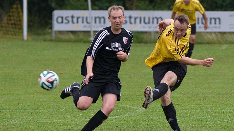 TSV Küps - FC Kronach. Der Kronacher Pablo Sommer (l.) greift Alexander Mertel an, der aus 30 Metern Entfernung aufs Gästetor abzieht. Foto: Heinrich Weiß