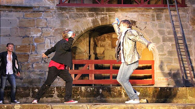 Der Kampf, bei dem Mercutio und als Rache dafür Tybalt getötet werden, bringt den Zwist zwischen den Familien zum Siedepunkt. Foto: Katharina Müller-Sanke