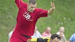 Dieses Foul führte zur Ampelkarte für den Aubstädter Julius Benkenstein (links) - rechts Christos Makrigiannis. Foto: Anand Anders