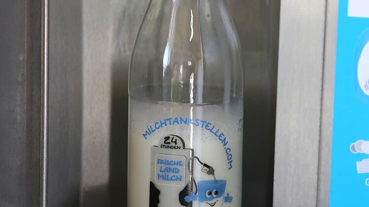 Für die Abholer stehen dekorative Glasflaschen bereit. Foto: Franz Galster