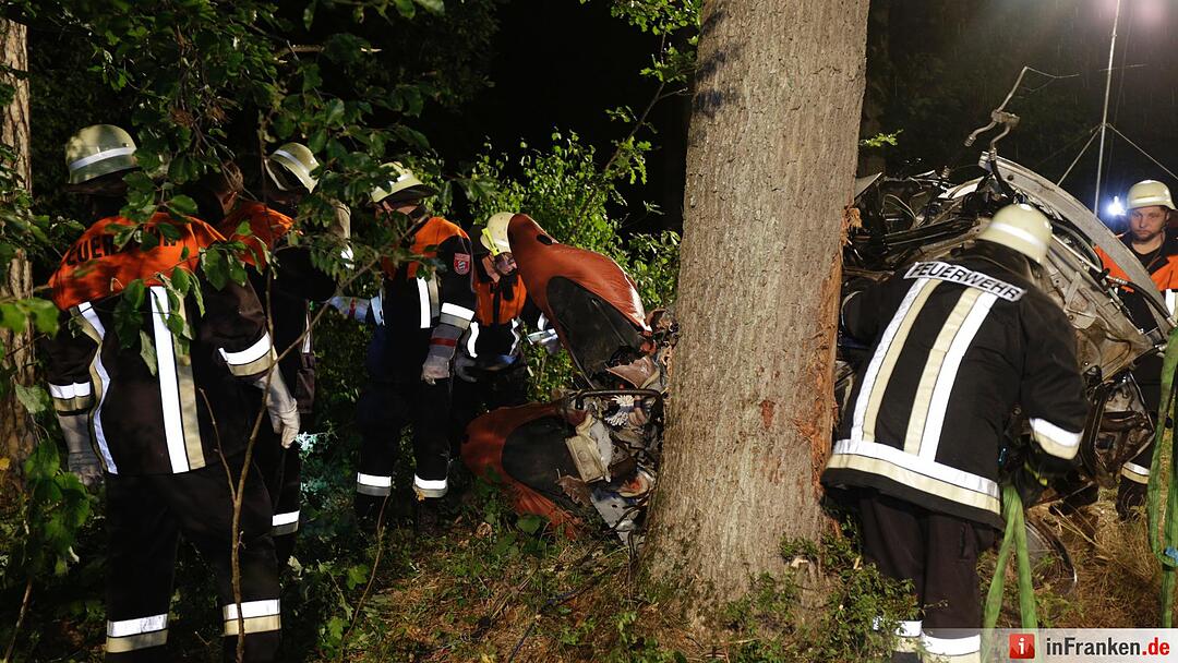 Porsche schleudert in Waldstueck und zerreisst in zwei Teile - Fahrer tot