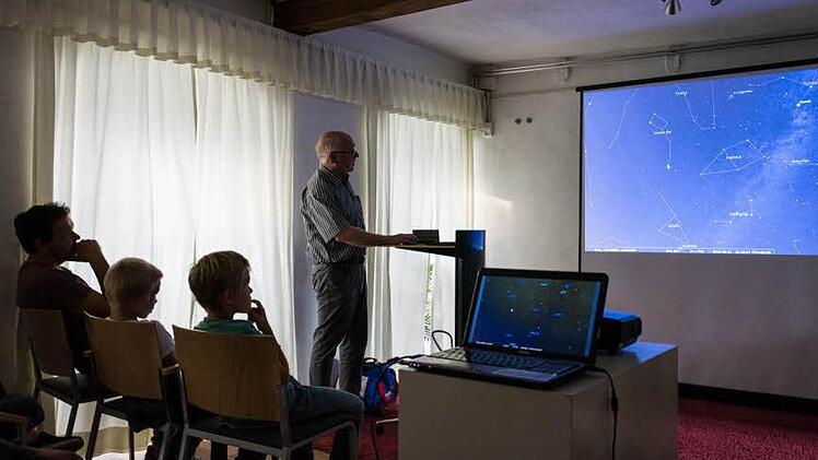 Beim Astronomie-Vortrag im Deutschordensschloss wurden den kleinen und großen Sternguckern die Grundlagen vermittelt.Foto: Björn Hein