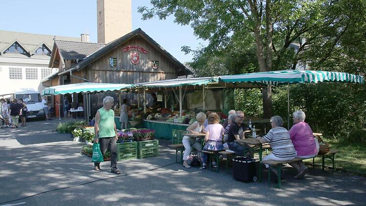 Marktstände und Bierbänke - das gehört in Grub zum Marktgeschehen. Foto: Michael Stelzner