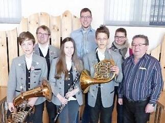 Auf dem Bild von links: Manuel Peetz (Bariton), der Leiter der Bläserklasse Andi Zeitler, Jana Trier (Klarinette), 3. Vorsitzender Christopher Schröder, Lucas Nützel (Waldhorn), Jugendleiterin Franziska Kintzel und Dirigent Lothar Huber Foto: Klaus-Peter Wulf