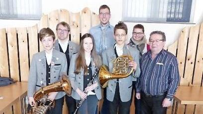 Auf dem Bild von links: Manuel Peetz (Bariton), der Leiter der Bläserklasse Andi Zeitler, Jana Trier (Klarinette), 3. Vorsitzender Christopher Schröder, Lucas Nützel (Waldhorn), Jugendleiterin Franziska Kintzel und Dirigent Lothar Huber Foto: Klaus-Peter Wulf