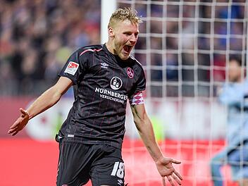 N&uuml;rnbergs Hanno Behrens freut sich &uuml;ber seinen Treffer zum 3:1 des 1. FC N&uuml;rnberg bei Verfolger Holstein Kiel. Axel heimken, dpa