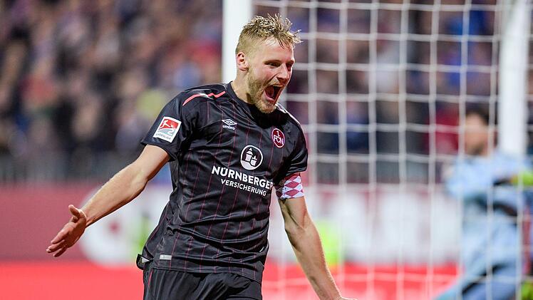 Nürnbergs Hanno Behrens freut sich über seinen Treffer zum 3:1 des 1. FC Nürnberg bei Verfolger Holstein Kiel. Axel heimken, dpa