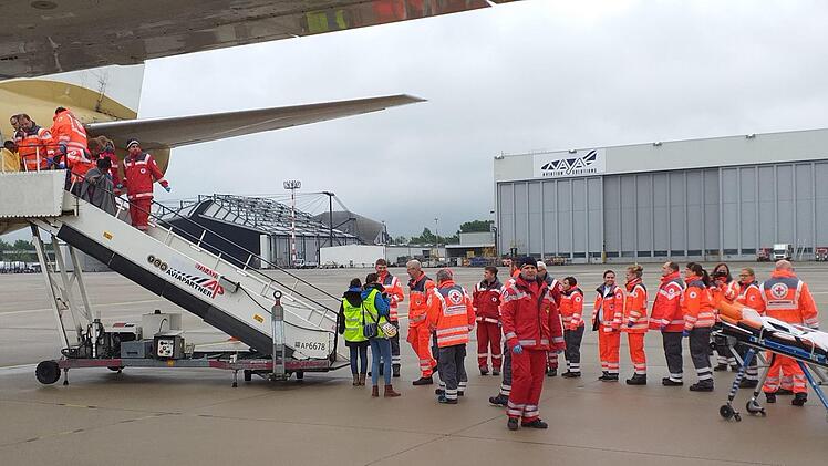 Die Sanitäter erwarten die jungen Patienten aus Angola auf dem Düsseldorfer Flughafen.  Foto: BRK-Medien-Team