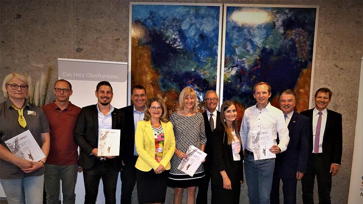 Vier Unternehmen aus dem Landkreis Kulmbach haben beim "Großen Preis des Mittelstandes" den Sprung in die Jurystufe geschafft. Unser Bild zeigt (von links) Marion Oppel vom E-Center Seidl, Prokurist Ralf Müller von Wimmer GmbH, Claus Krumpholz jun., Claus und Elke Krumpholz, Anja Wimmer, Robert Knitt,  Kristina Barth und Tobias Langmeyer von dynamic commerce GmbH, Landrat Klaus Peter Söllner und Klemens Angermann für die Wirtschaftsoffensive im Landkreis Kulmbach.  Werner Reißaus