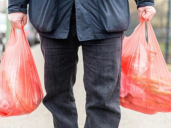 Das Bundesumweltministerium hat ein Gesetz zum Verbot von Plastiktüten auf den Weg gebracht. Symbolfoto: Sebastian Gollnow/dpa