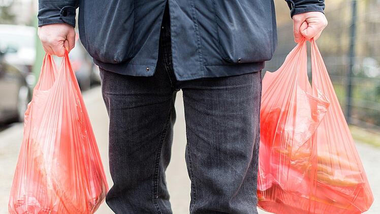 Das Bundesumweltministerium hat ein Gesetz zum Verbot von Plastiktüten auf den Weg gebracht. Symbolfoto: Sebastian Gollnow/dpa