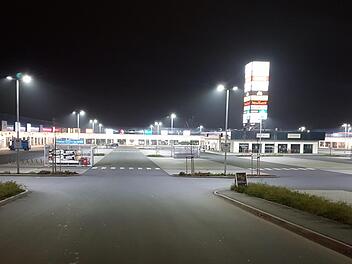 Ist es sinnvoll das Aischpark-Center  im Kieferndorfer Weg - wie hier kurz nach  23.30 Uhr - auch nachts voll zu beleuchten? Das fragen sich zahlreiche Höchstadter. Foto: Christian Bauriedel