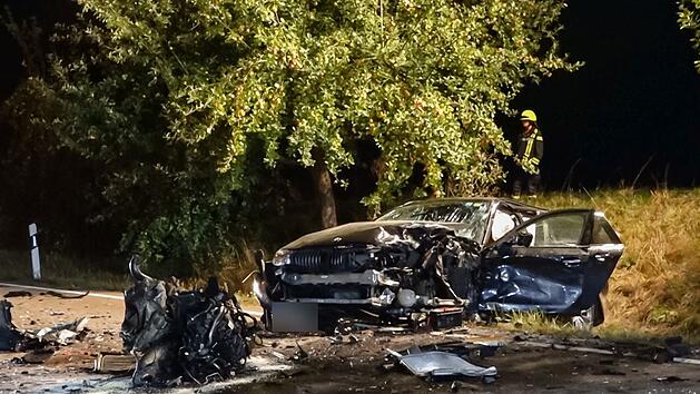 Schwerer Verkehrsunfall: Ein Toter und mehrere Verletzte bei Zusammensto&szlig;