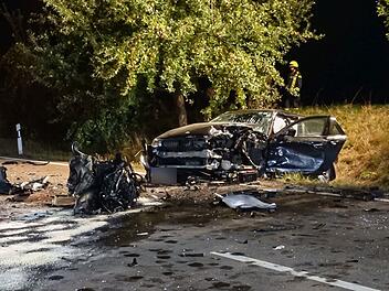 Schwerer Verkehrsunfall: Ein Toter und mehrere Verletzte bei Zusammensto&szlig;