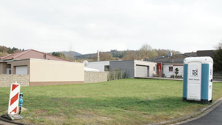 Am Ende der Valentin-Becker-Straße soll ein Zweifamilienhaus entstehen. Die Bad Brückenauer Verwaltung war dagegen, eine große Mehrheit des Stadtrates dafür. Foto: Steffen Standke