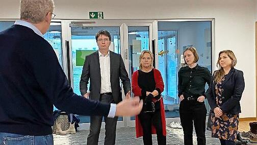 B&uuml;rgermeister German Hacker (links) begr&uuml;&szlig;te Florian Brunn (Zweiter von links). In der Kita Comenius mussten die Stra&szlig;enschuhe ausgezogen werden.