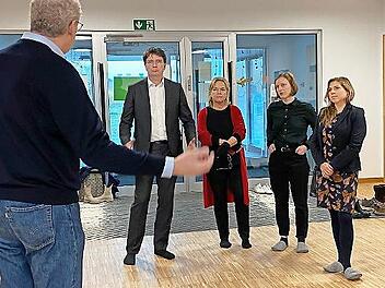 Bürgermeister German Hacker (links) begrüßte Florian Brunn (Zweiter von links). In der Kita Comenius mussten die Straßenschuhe ausgezogen werden.