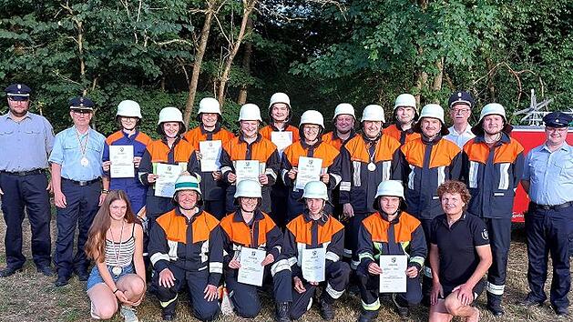 Auf dem Bild sind die Teilnehmer und das Schiedsrichterteam der verschiedenen Pr&uuml;fungern der Feuerwehr W&uuml;stenbuchau-Bechtelsreuth.
