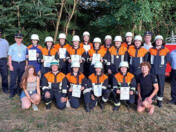 Auf dem Bild sind die Teilnehmer und das Schiedsrichterteam der verschiedenen Prüfungern der Feuerwehr Wüstenbuchau-Bechtelsreuth.