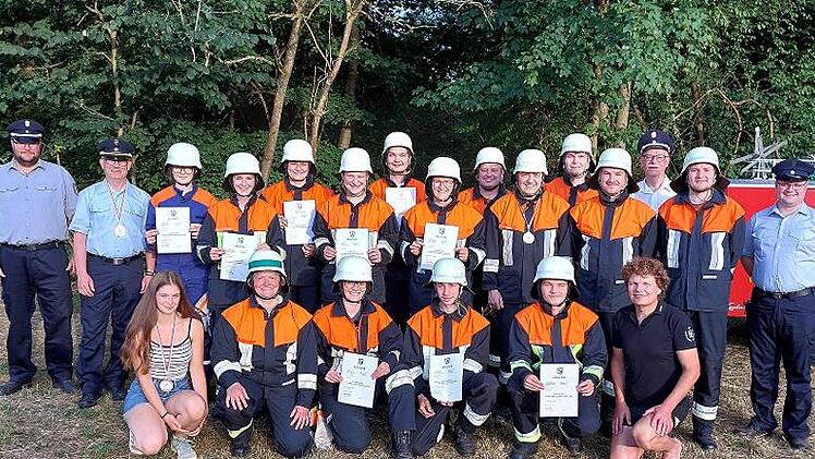 Auf dem Bild sind die Teilnehmer und das Schiedsrichterteam der verschiedenen Prüfungern der Feuerwehr Wüstenbuchau-Bechtelsreuth.