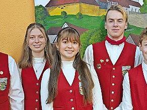 Das Bild zeigt (von links) Vorsitzenden Johannes Hammerl, Melisa Amberg, Eva Wieber (beide Leistungsabzeichen D2), Lukas Schaupp, Henry M&uuml;ller (beide Leistungsabzeichen D3) sowie Eva Maria Schaub (25 Jahre Ausbildung im JMV Aura).