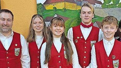 Das Bild zeigt (von links) Vorsitzenden Johannes Hammerl, Melisa Amberg, Eva Wieber (beide Leistungsabzeichen D2), Lukas Schaupp, Henry M&uuml;ller (beide Leistungsabzeichen D3) sowie Eva Maria Schaub (25 Jahre Ausbildung im JMV Aura).