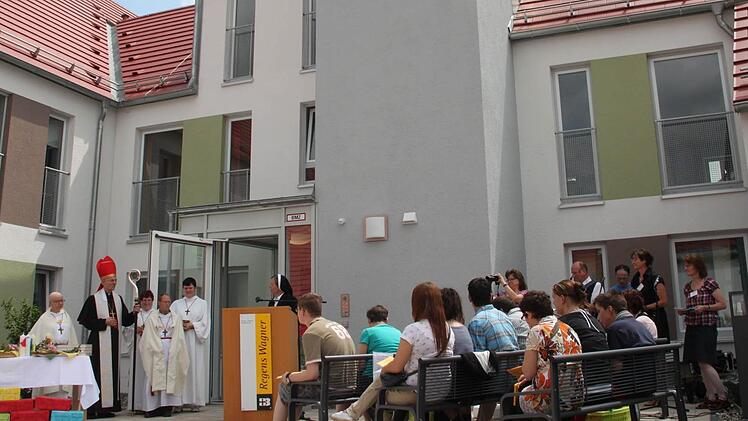 Feierlich eingeweiht wird das Haus Benedikt von Regens Wagner in Weismain. Erbzbischof Ludwig Schick (Zweiter von links) zelebriert die Segnungsfeier, Schwester Antonia Stegmiller aus Dillingen (Sechste von Links), begrüßte Bewohner und Gäste. Alle Fotos: Stephan Stöckel