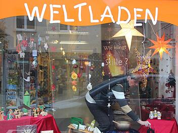 Ein Schaufenster guter Taten bietet seit zehn Jahren der "Weltladen" in Ebern. Der dahinter stehende Verein macht sich stark für fairen Handel und für Menschen in der "Dritten Welt". Hier dekoriert gerade Sybille de Soete, eine von 21 ehrenamtlichen Mitarbeitern im Laden, weihnachtlich. Foto: Johanna Eckert