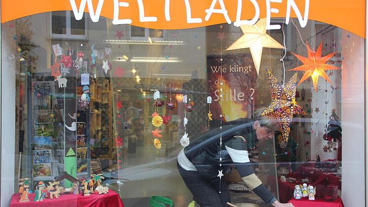 Ein Schaufenster guter Taten bietet seit zehn Jahren der "Weltladen" in Ebern. Der dahinter stehende Verein macht sich stark für fairen Handel und für Menschen in der "Dritten Welt". Hier dekoriert gerade Sybille de Soete, eine von 21 ehrenamtlichen Mitarbeitern im Laden, weihnachtlich. Foto: Johanna Eckert