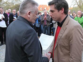 Heribert Weber gratuliert Torsten Gunselmann zum Wahlerfolg. Foto: Erlwein