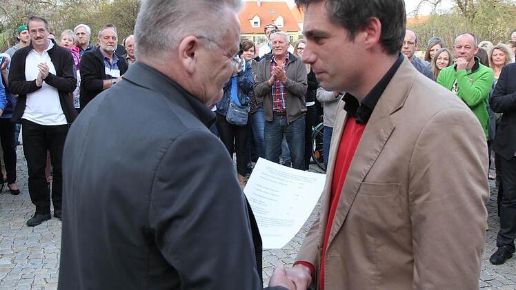 Heribert Weber gratuliert Torsten Gunselmann zum Wahlerfolg. Foto: Erlwein