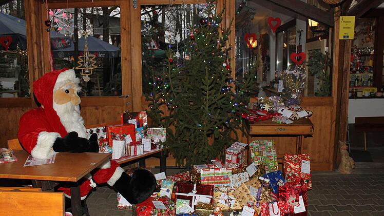 Unter dem Christbaum der ASB liegen viele Geschenke.