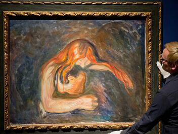 Das Gemälde "Vampir" von Edward Munch (von 1917) ist im Germanischen Nationalmuseum in Nürnberg im Rahmen der Ausstellung "Monster. Fantastische Bilderwelten zwischen Grauen und Komik" zu sehen.  Foto: dpa