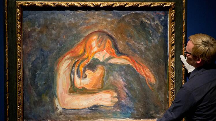 Das Gemälde "Vampir" von Edward Munch (von 1917) ist im Germanischen Nationalmuseum in Nürnberg im Rahmen der Ausstellung "Monster. Fantastische Bilderwelten zwischen Grauen und Komik" zu sehen.  Foto: dpa
