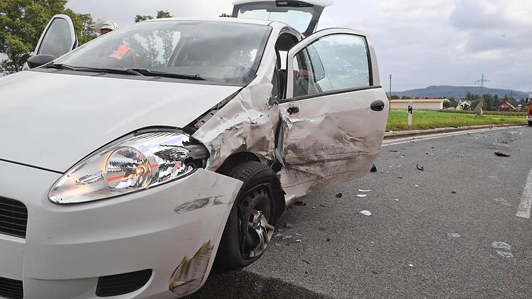Ein Autofahrer ist am Dienstag auf der Kreisstraße zwischen Memmelsdorf und Pödeldorf auf die Gegenfahrbahn geraten. Zwei Menschen wurden verletzt. Alle Fotos: Ronald Rinklef