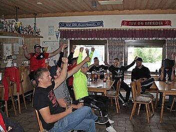 Dass die Spieler und Fans des TSV Meeder jubeln können, haben sie in letzter zeit mehrfach unter Beweis gestellt. Auch am Freitagvormittag - bei Weißwurst und Bier - war die Freude groß, als während der Live-Übertragung im Sportheim die entscheidende Partie bekanntgegeben wurde: Am Mittwoch, 23. August um 18.15 Uhr empfängt der Bezirksligist den Drittligisten FC Kickers Würzburg im Kastanienstadion. Foto: Christian Dreßel