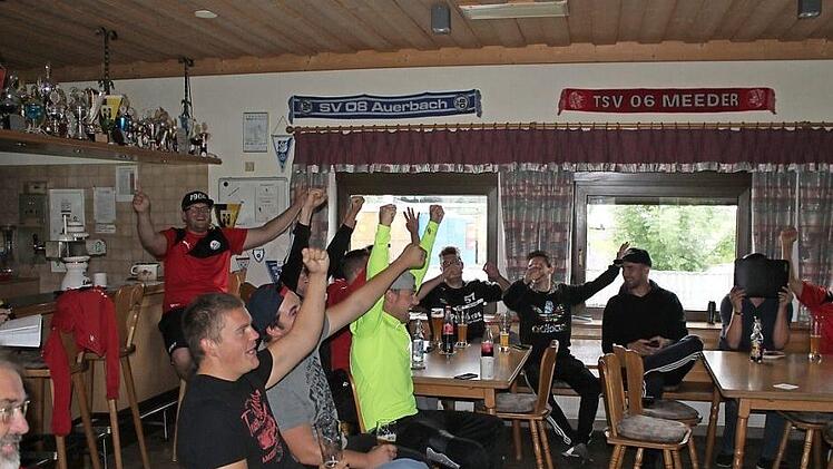 Dass die Spieler und Fans des TSV Meeder jubeln können, haben sie in letzter zeit mehrfach unter Beweis gestellt. Auch am Freitagvormittag - bei Weißwurst und Bier - war die Freude groß, als während der Live-Übertragung im Sportheim die entscheidende Partie bekanntgegeben wurde: Am Mittwoch, 23. August um 18.15 Uhr empfängt der Bezirksligist den Drittligisten FC Kickers Würzburg im Kastanienstadion. Foto: Christian Dreßel