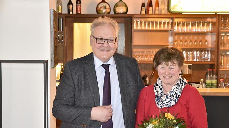 Bürgermeister Claus Bittenbrünn übergab an das Gemeinderatsmitglied Inge Schneider eine Münze und einen Blumenstrauß für ihre 1010 freiwillig abgeleisteten Stunden als Chefin der "Besenweiber".Gerold Snater