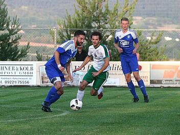 Voller Fokus auf den TSV Thiersheim: Es gibt keine einfachen Spiele mehr für den VfR Katschenreuth. Unser Bild zeigt Tobias Pistor (Mitte) und Mistelbachs Tamino Ansari. Foto: Monika Limmer