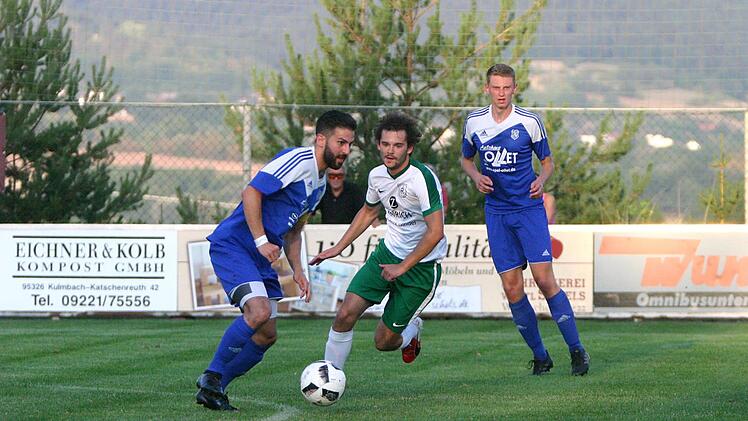 Voller Fokus auf den TSV Thiersheim: Es gibt keine einfachen Spiele mehr für den VfR Katschenreuth. Unser Bild zeigt Tobias Pistor (Mitte) und Mistelbachs Tamino Ansari. Foto: Monika Limmer