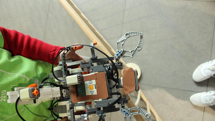 Lego in der Schule? Wer an viele bunte Bausteine denkt, ist am Höchstadter Gymnasium falsch. Aus dem speziellen Lego-Mindstorms-System hat die Projektgruppe viele erstaunliche Dinge gebastelt: Einen intelligent höhenverstellbaren Schreibtisch, einen knuffigen Roboter  oder einen smarten Einkaufswagen.  Foto: Katarina Amtmann