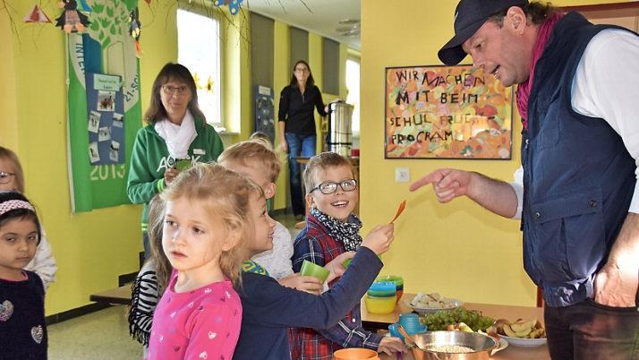 An der Müsli-Bar herrschte großer Andrang. Joffrey Streit (rechts) hat selbst eine Tochter an der Schule und half gerne mit aus. Im Hintergrund die AOK-Mitarbeiterin Margot Schmidt